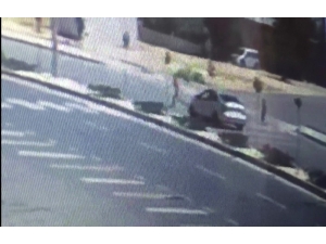 Otomobilin Çocuğa Çarptığı Anlar Güvenlik Kamerasında