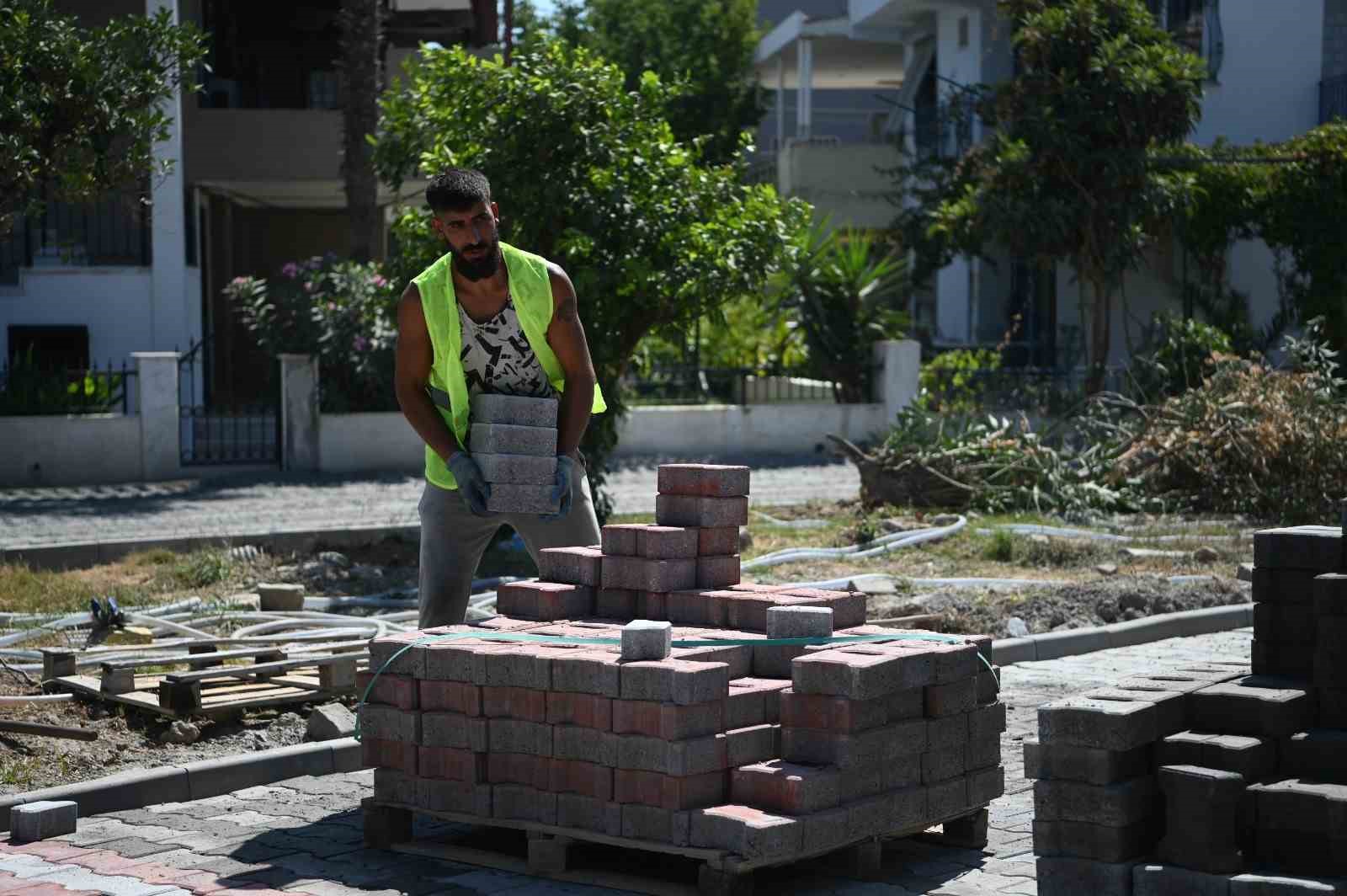 kusadasi-nda-yollar-yenileniyor
