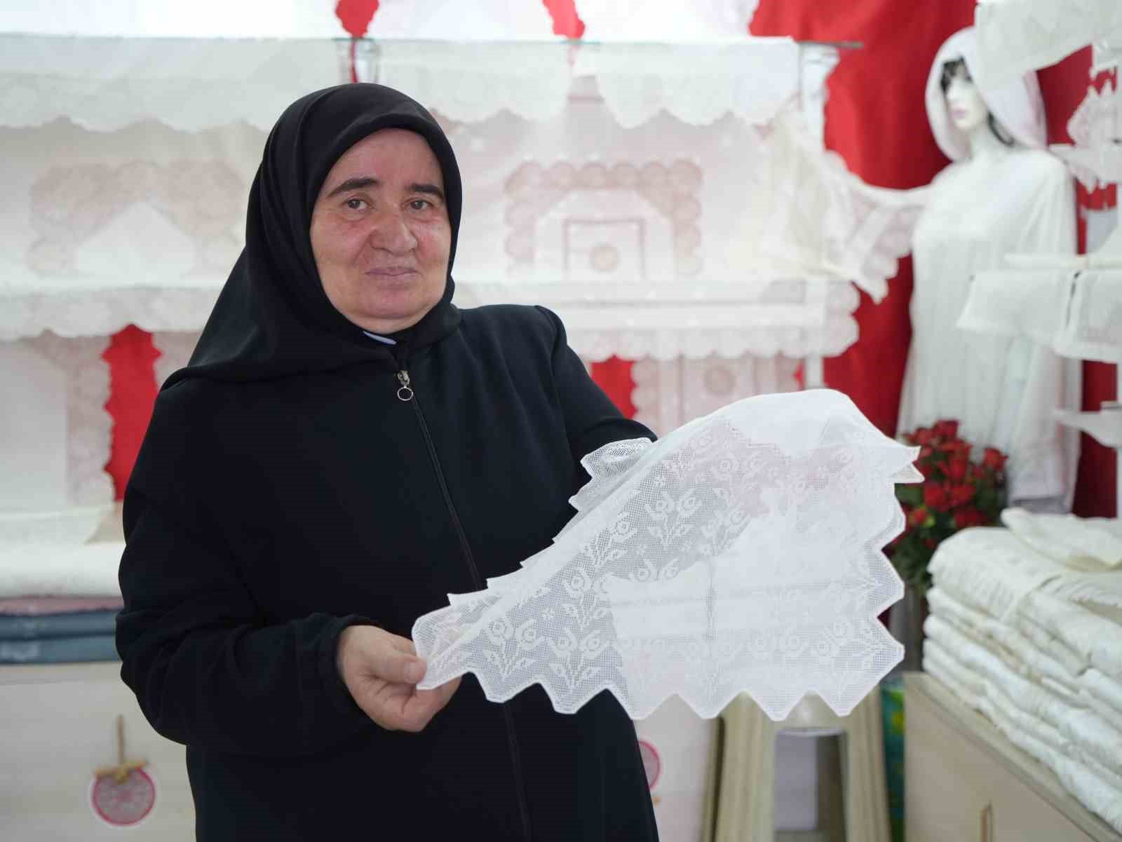 50-yildir-isledigi-sanat-ile-gelinlik-kizlarin-ceyizini-susluyor