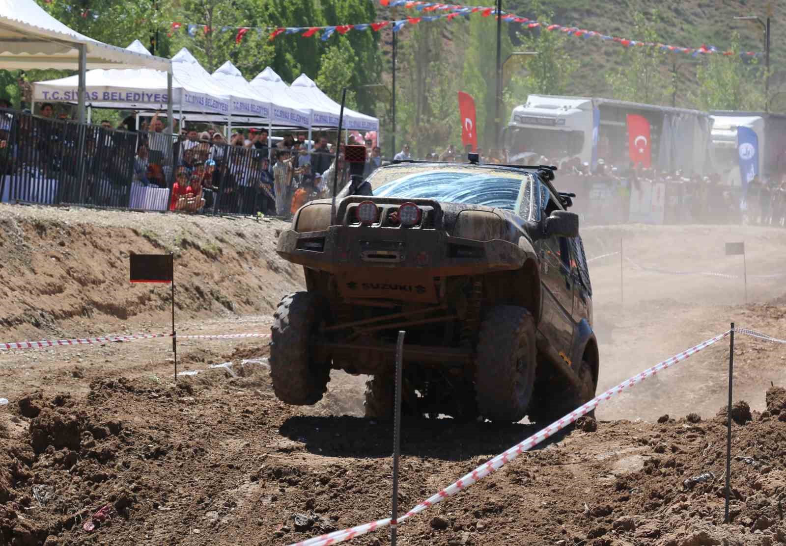 sivas-ta-off-road-festivalinde-takla-atan-arac-yurekleri-agza-getirdi