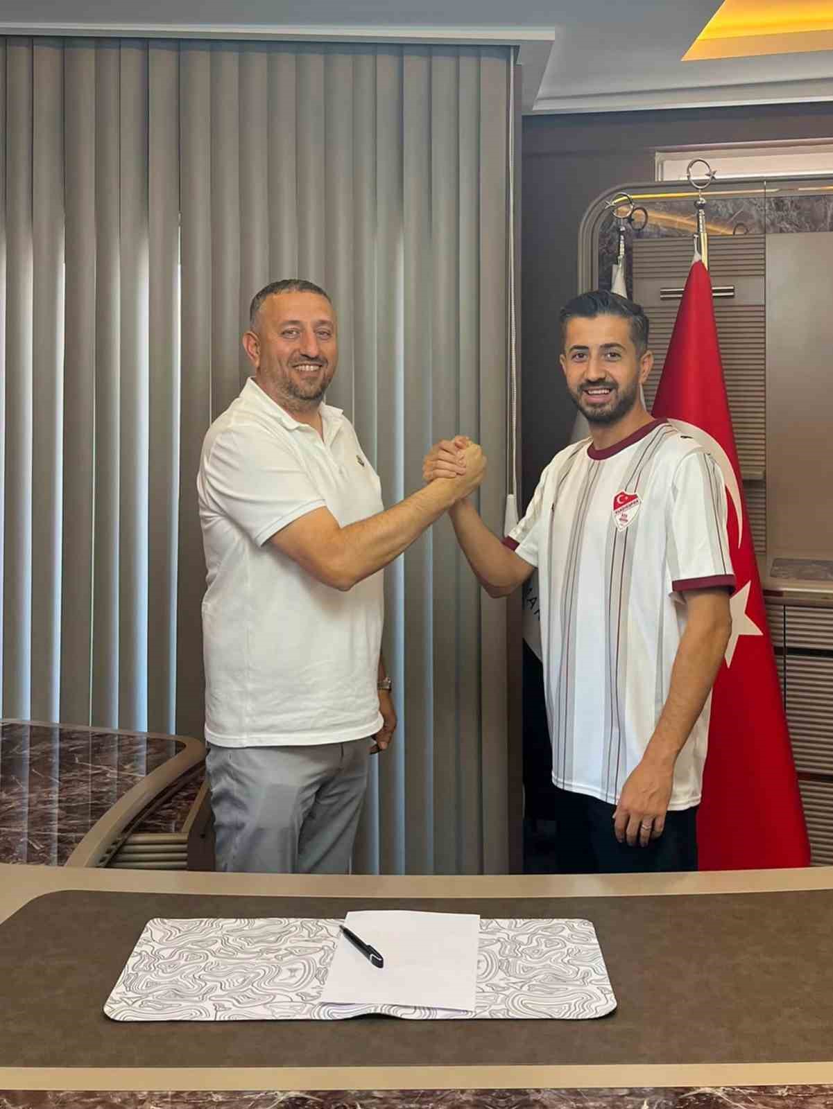 elazigspor-onur-eris-le-sozlesme-imzaladi