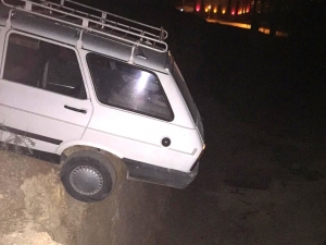 Otomobil İnşaat Temeline Düşmekten Son Anda Kurtarıldı