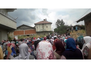 Eski Nişanlısı Tarafından Öldürülen Genç Kıza Gözyaşı