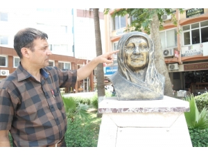 Tarsus’ta Zübeyde Hanım Büstündeki Gözlüğü Çaldılar