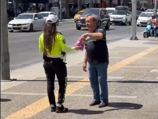 izmir-de-trafik-polisi-mevlit-kandili-nde-cikolata-dagitti