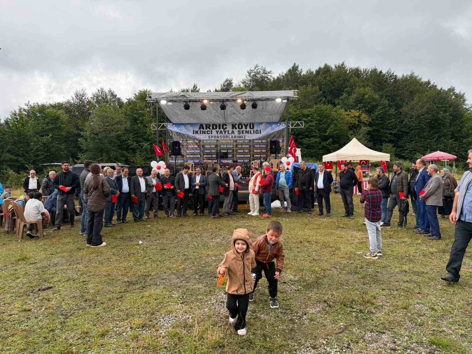 samsun-da-ardic-koyu-senligi-renkli-goruntulere-sahne-oldu