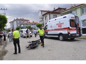 Otomobil Elektrikli Bisiklet Ve Motosikletle Çarpıştı, 2 Yaralı