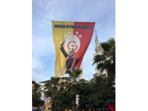 Taraftardan Dev Bayrak