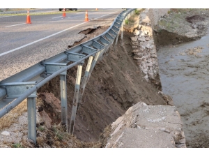 Antalya’da Heyelan Sebebiyle Yol Çöktü