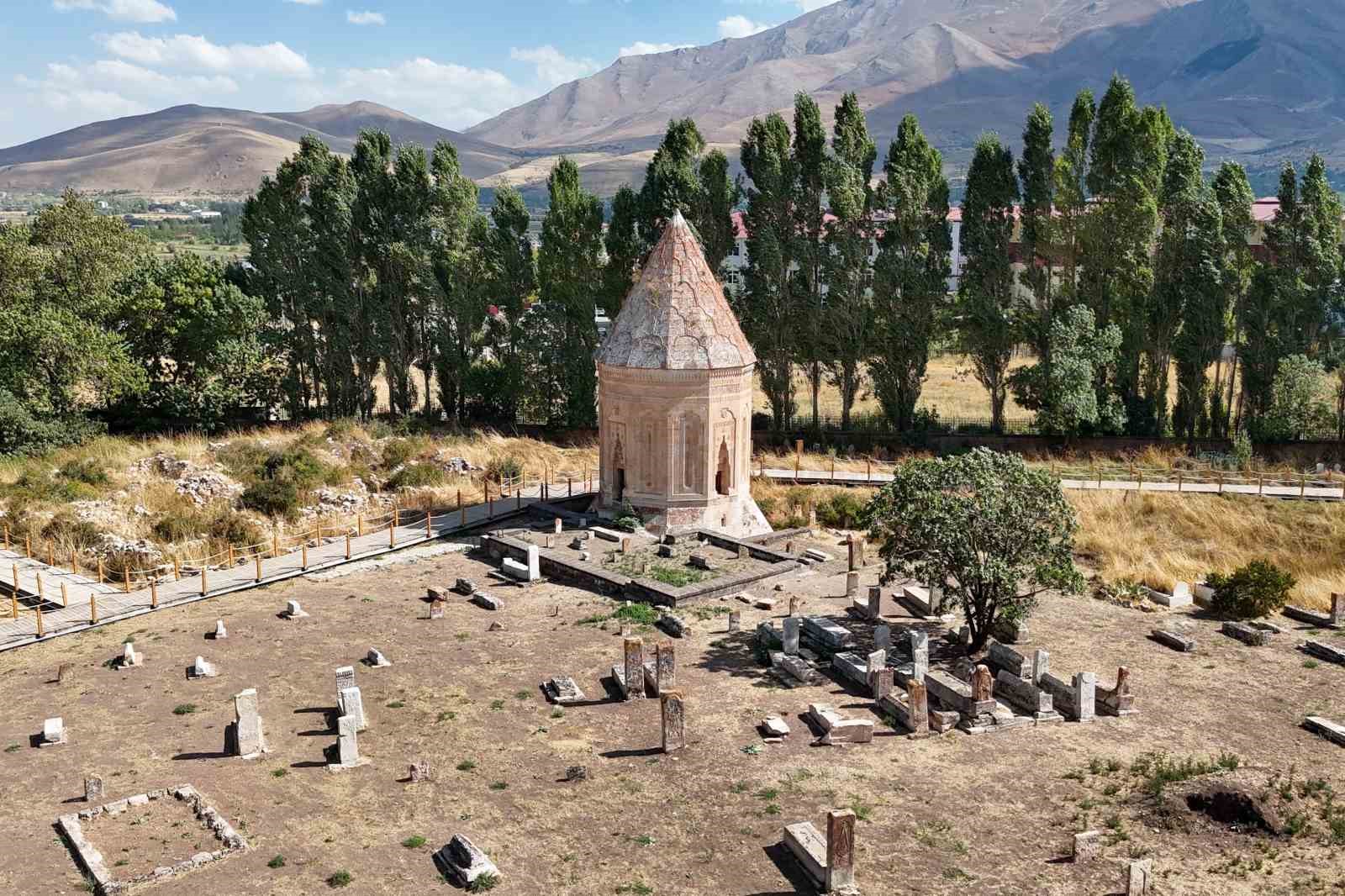 tarihi-selcuklu-mezarligi-ve-halime-hatun-kumbeti-nde-calismalar-devam-ediyor