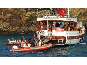 Karaya Oturan Gezi Teknesinin Yolcularını Sahil Güvenlik Kurtardı