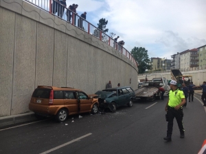 2 Araç Kafa Kafaya Çarpıştı: 6 Yaralı