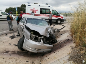 Traktörle Otomobil Çarpıştı: 2 Yaralı