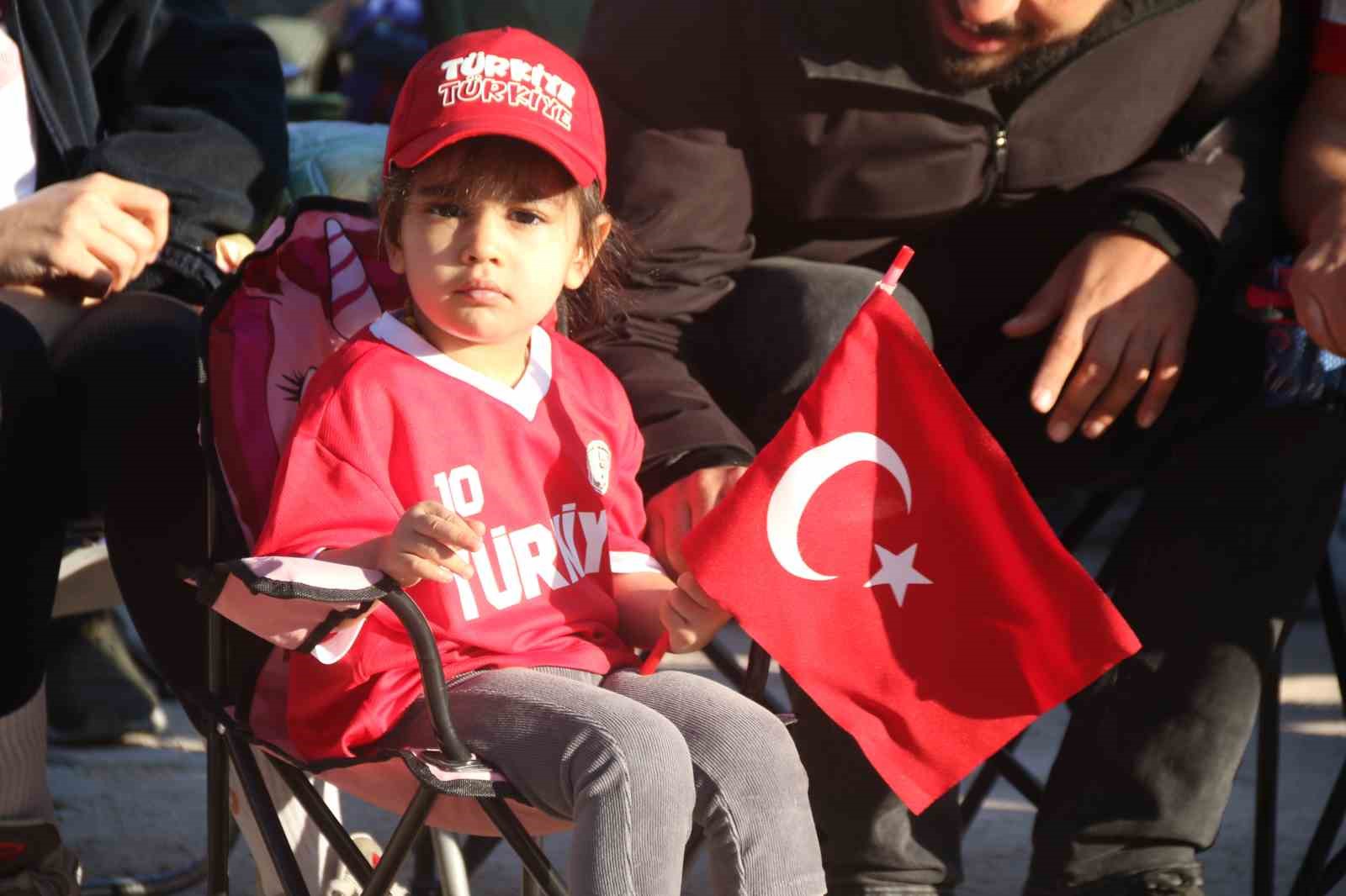 eskisehirliler-24-yil-sonra-millilerin-dunya-kupasi-coskusunu-sabahin-erken-saatlerinde-yasadi