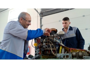 Oğlu İle Aynı Okuldan Mezun Oldu