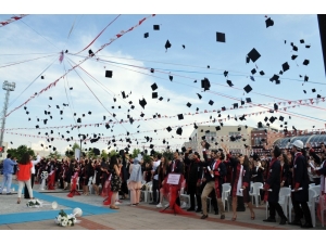 Genç Mühendislerin Mezuniyet Coşkusu