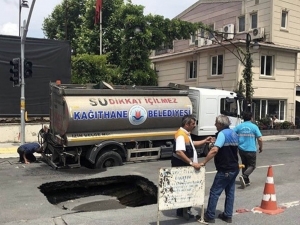 Kağıthane’de Yol Çöktü