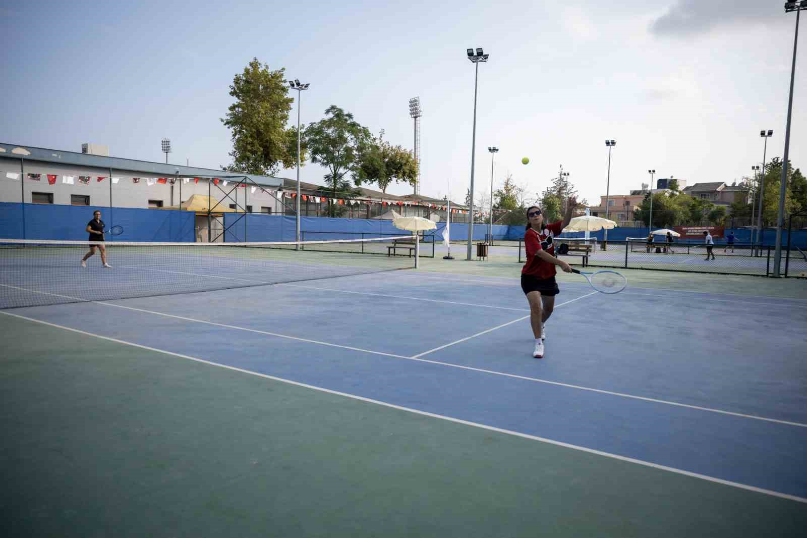 mersin-de-30-agustos-coskusu-tenis-kortlarina-tasindi