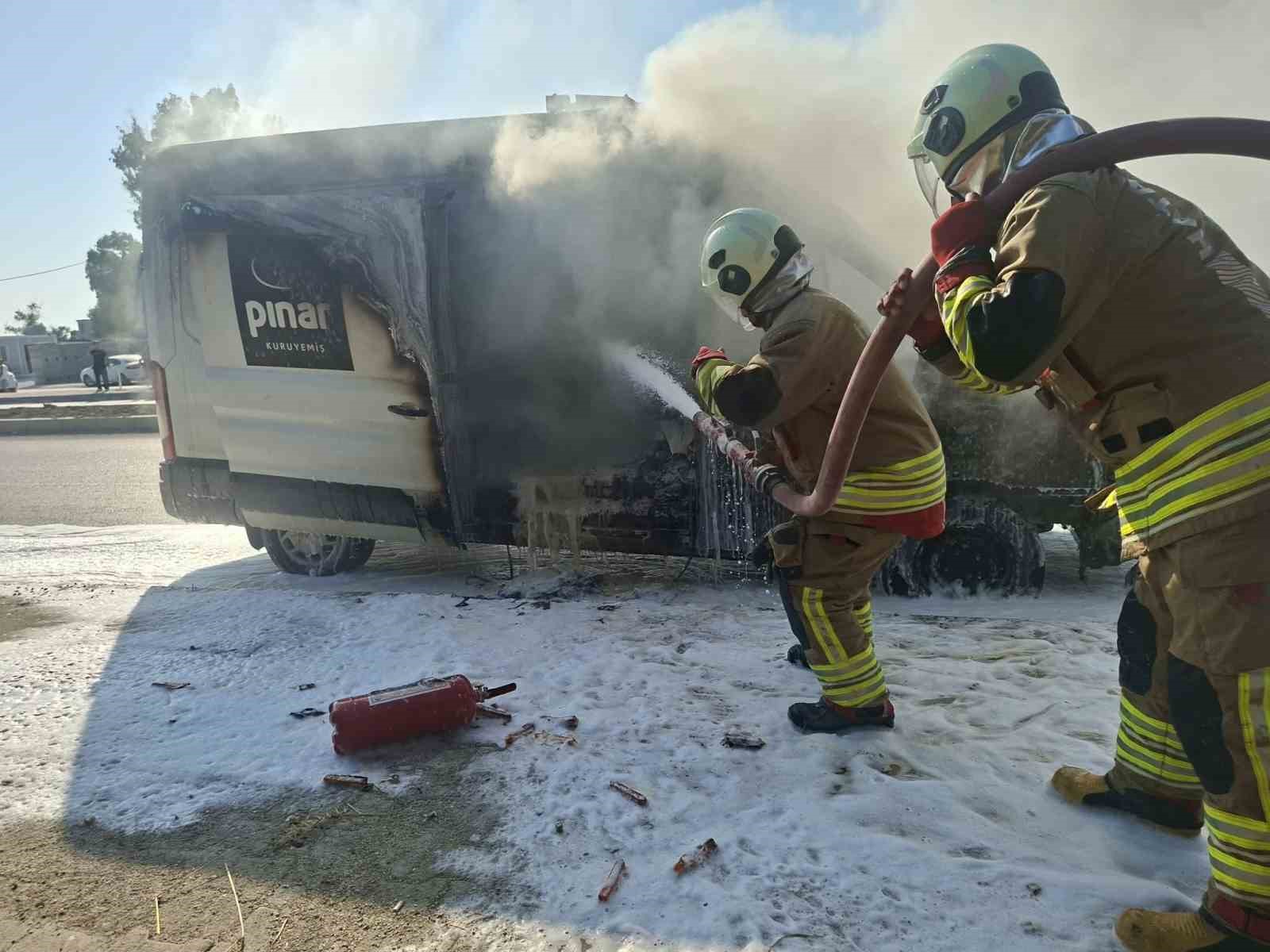 patlamalarin-yasandigi-minibus-alevlere-teslim-oldu