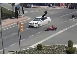 Motosiklet Sürücüsünün Fırladığı Kaza Anı Kamerada