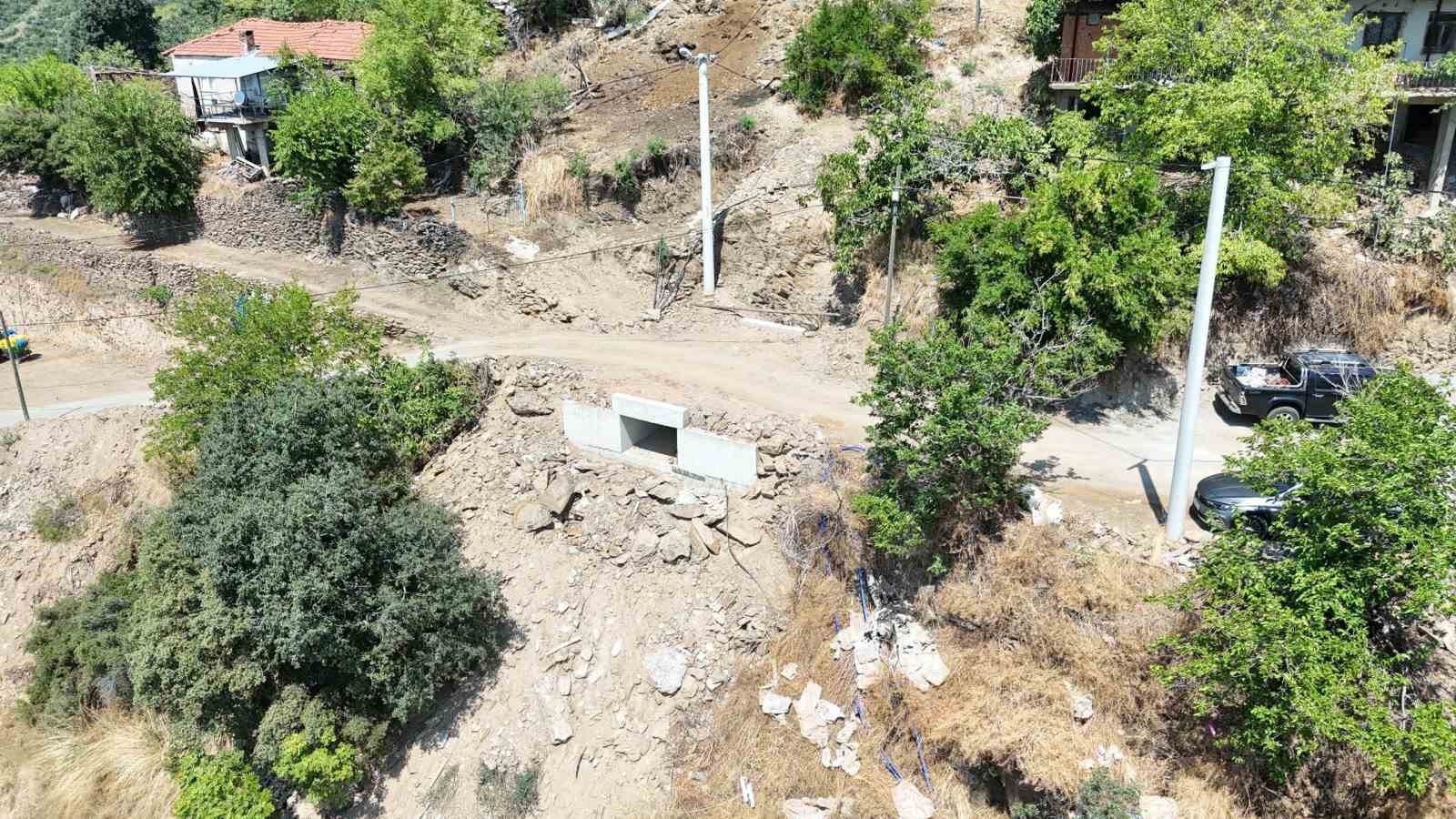 nazilli-belediyesi-nden-yollarda-bakim-ve-onarim-calismasi