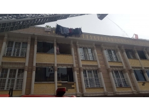 Küçükçekmece’de Yangın Paniği, Mahalleli Sokağa Döküldü