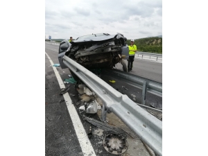 Otomobil Bariyere Çarptı: 3 Yaralı