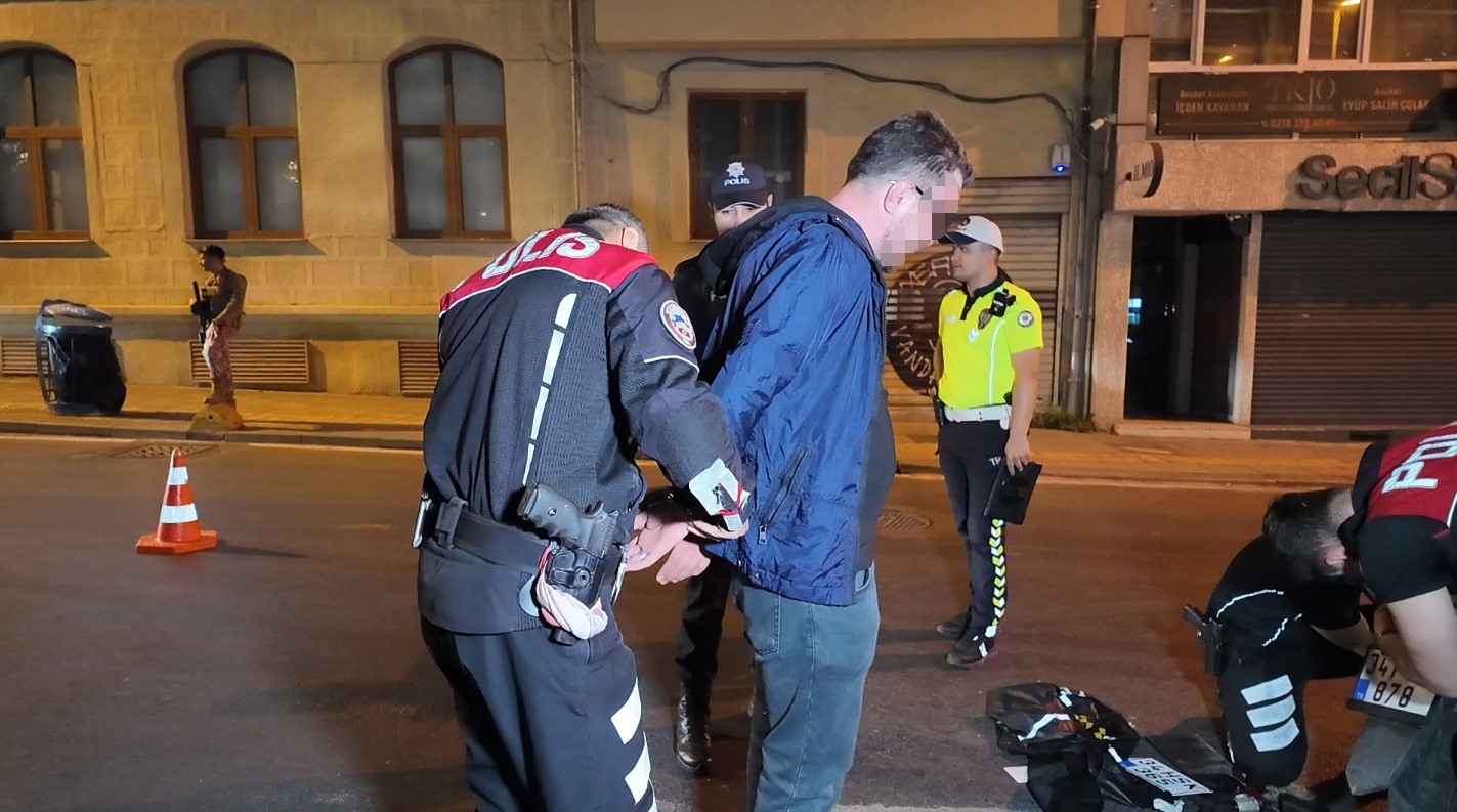 kadikoy-de-helikopter-destekli-asayis-denetimi-motosikletli-uyusturucu-ticaretinden-gozaltina-alindi