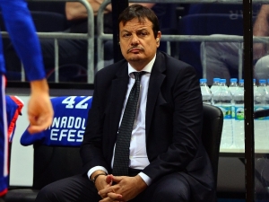 Ergin Ataman Parkeye Yine Kulaklıkla Çıktı