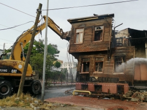 Samatya’da Kül Olan Tarihi Bina, Ekiplerce Kontrolü Bir Şekilde Yıkıldı