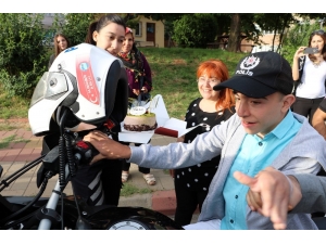 Polislerden Engelli Gence Doğum Günü Sürprizi