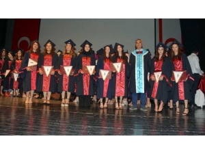 Yakın Doğu Üniversitesi Sağlık Bilimleri Fakültesi Mezunlarını Verdi