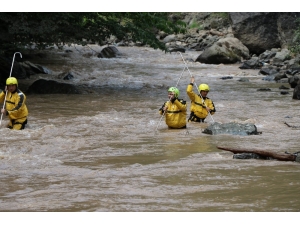 Trabzon Araklı’daki Selde Kaybolan 3 Kişi Aranıyor