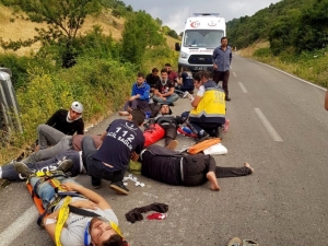 Hatay’da Kaçak Göçmen Taşıyan Kamyonet Devrildi: 11 Yaralı