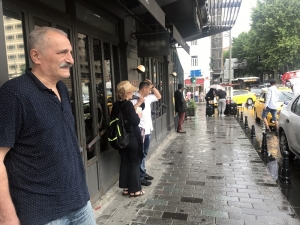 Taksim’de Vatandaşlar Yağmura Hazırlıksız Yakalandı