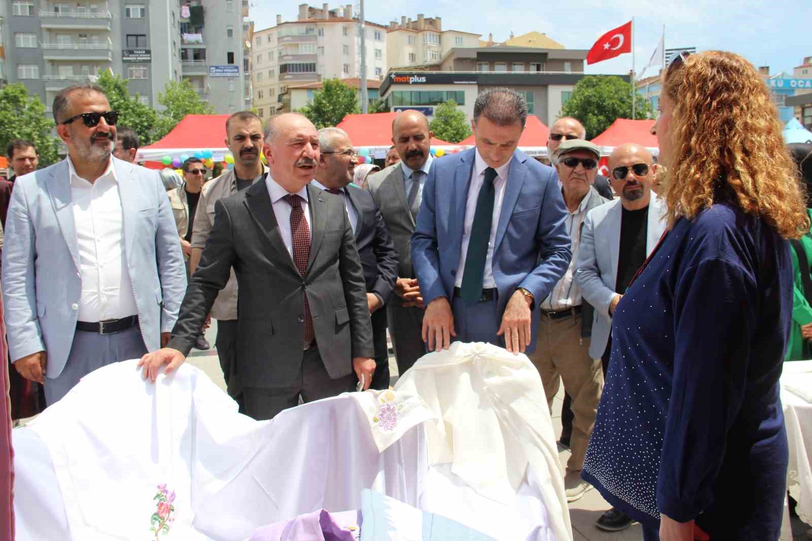corum-da-kursiyerlerin-1-yildir-yaptigi-el-emegi-urunler-gorucuye-cikti