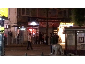 Tramvay Durağında Süpürgeli Kavga