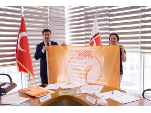 Turuncu Bayraklar Törenle Sahiplerine Verildi