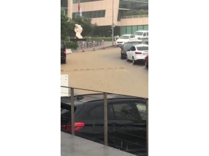 Beykoz’da Bir Vatandaş Su Birikintisinde Aracıyla Mahsur Kaldı