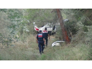 Antalya’da Otomobil Şarampole Yuvarlandı: 3 Yaralı