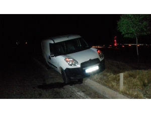 Hafif Ticari Araç Refüje Çıktı: 1 Yaralı