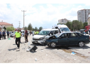 Hafif Ticari Araçla Otomobil Kafa Kafaya Çarpıştı: 6 Yaralı