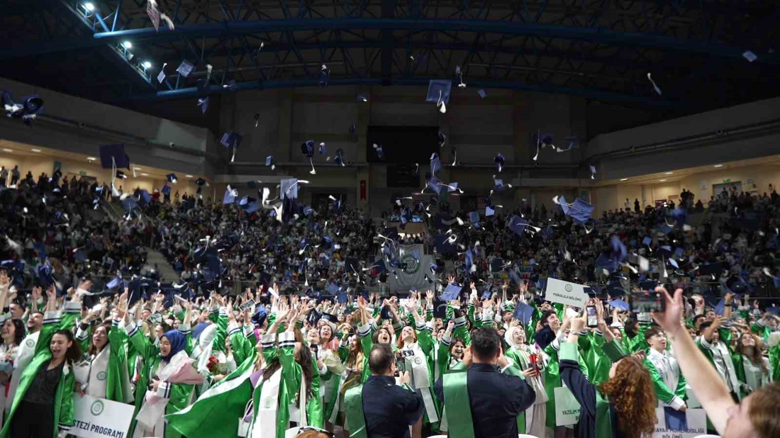 kocaeli-saglik-ve-teknoloji-universitesi-mezunlarini-ugurladi