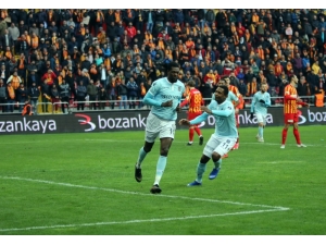 Başakşehir, Adebayor’a Teşekkür Etti