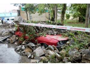 Kuvvetli Yağış İstinat Duvarını Yıktı, 7 Araç Zarar Gördü