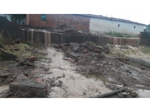 Sel Okulun Duvarını Yıktı