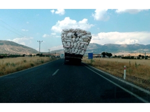 Diyarbakır’da Saman Yüklü Kamyonlar Tehlike Saçıyor