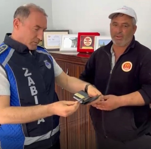 bilecik-te-temizlik-gorevlisi-buldugu-cuzdani-zabitaya-teslim-etti
