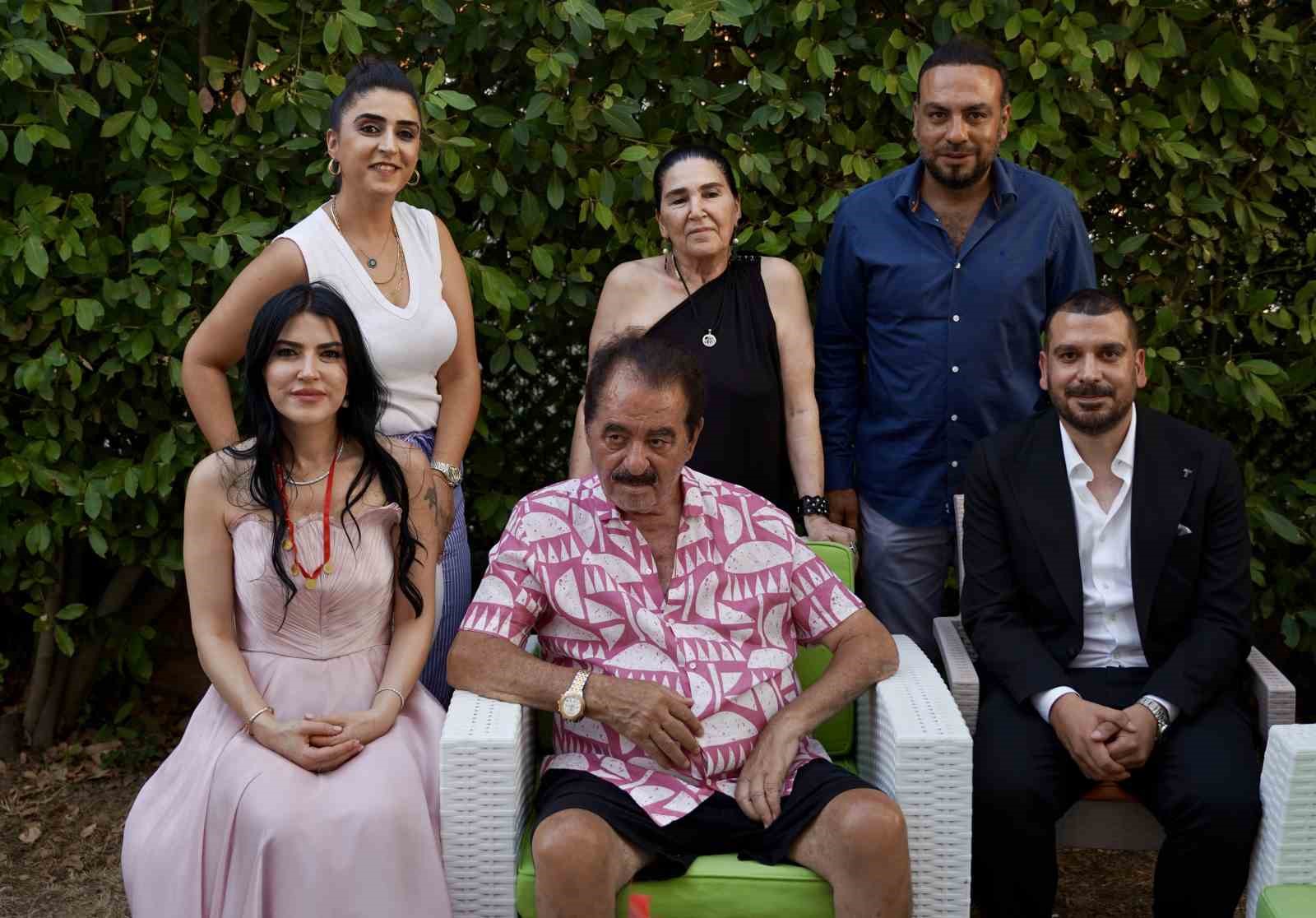 ibrahim-tatlises-in-evinde-mutlu-gun-manevi-kizina-isteme-toreninde-besi-bir-yerde-takti