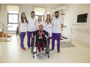 Omuriliği Zedelendi, Boynu Kırıldı Ama Hayattan Kopmadı